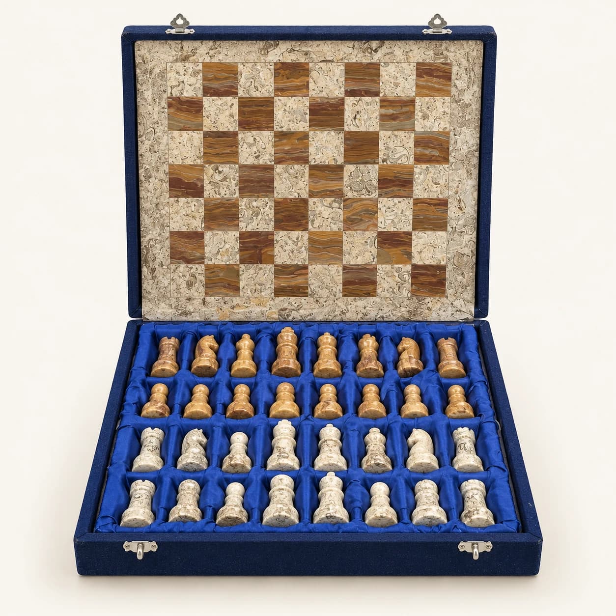 Каменен шах в кутия със синя подплата